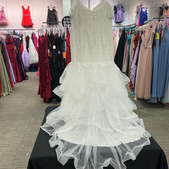 Sydney’s Closet Plus Size Mermaid Bridal Gown - Picture 5 of 12